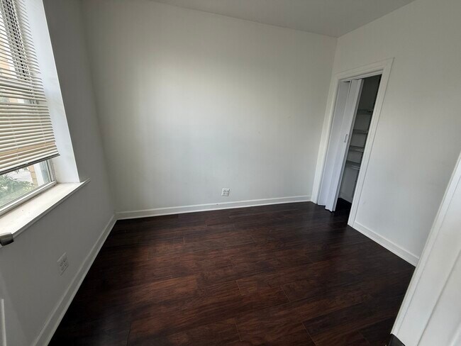 Building Photo - 3420 W Irving Park Rd