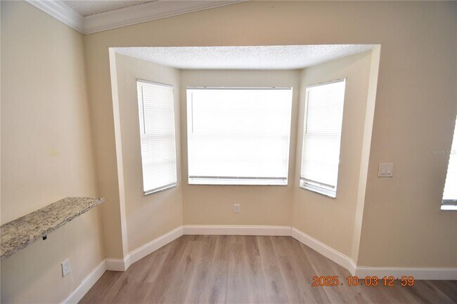 Building Photo - 718 Oak St SW
