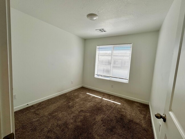 Building Photo - Comfortable and Spacious 4-Bedroom Townhome in Cedar City!