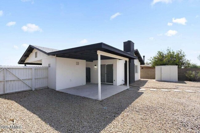 Building Photo - 414 W Santa Cruz Dr