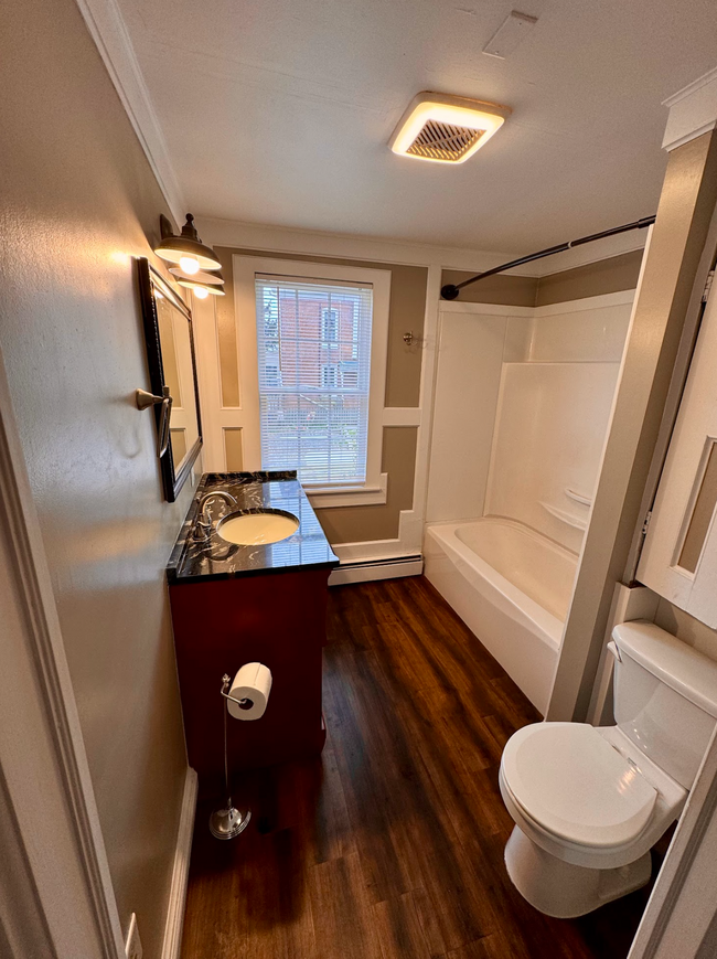 Full Bathroom - 511 York St