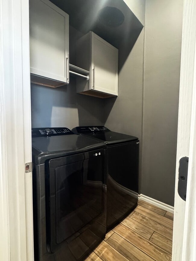 Building Photo - 501 Oak Ave