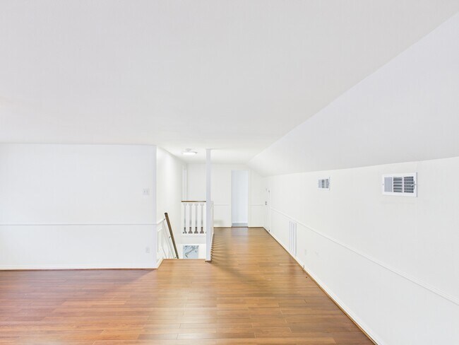 Building Photo - 9526 Meadowcroft Dr