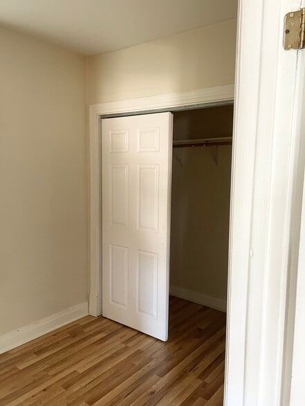 Building Photo - 2930 N Hamlin Ave