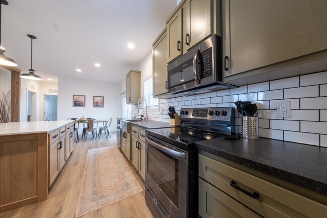 Building Photo - 523 W Vance Dr