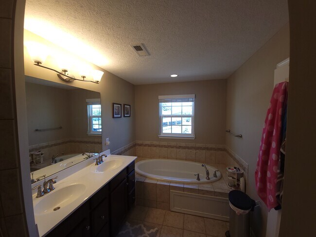 Building Photo - 6321 Brandon Dr