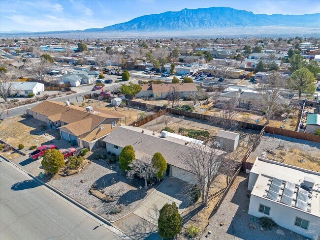 Building Photo - Spacious 4-Bed, 2-Bath Home | Large Backyard| Quick Access to Highway 528 and Other Routes| Pre-L...