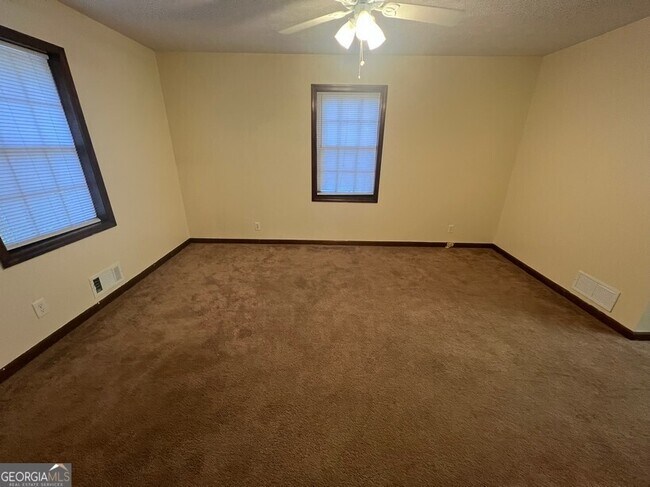 Building Photo - 916 Curry Cir SE