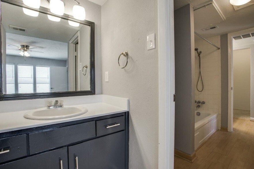 Jack-and-Jill Bathroom - 4327 Holland Ave