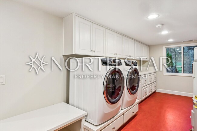 Building Photo - Escape to the Country, Spacious Contemporary in Wilsonville with Shop