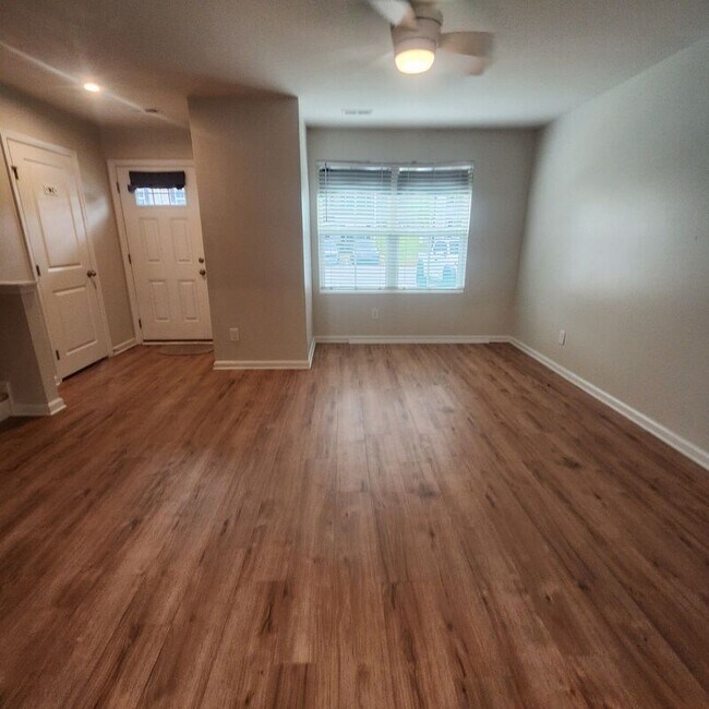 Building Photo - 525 Hampton Townes Dr