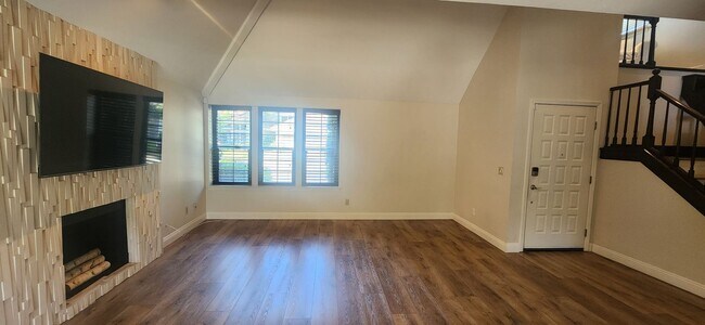 Building Photo - Beautiful 3 Bedroom Home in Desirable Rive...