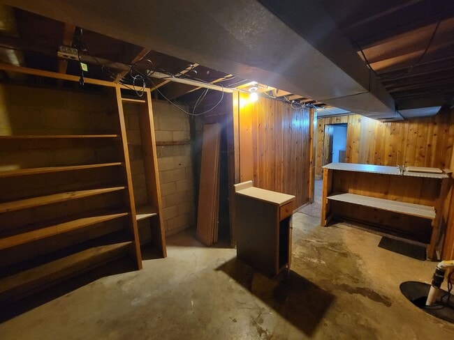 Building Photo - Great Home in quiet Waterloo Neighborhood