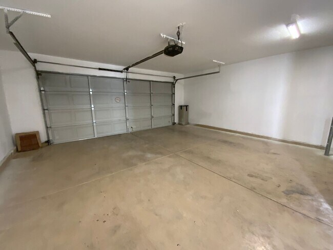 Building Photo - 855 N Stephanie St