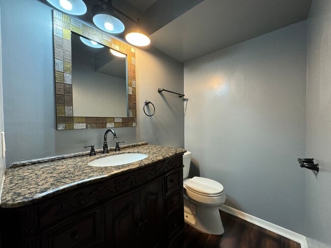 Building Photo - Sophisticated 2 Bed 2 Bath Condo with Loft...