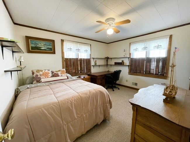 Building Photo - 5 Bed 2 Bath Annual Rental