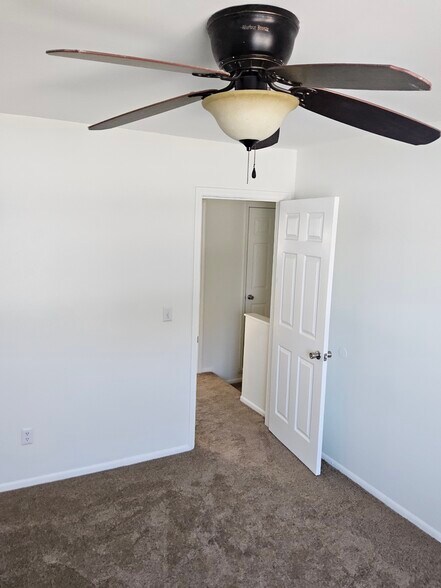 Building Photo - 519 Parkdale Dr