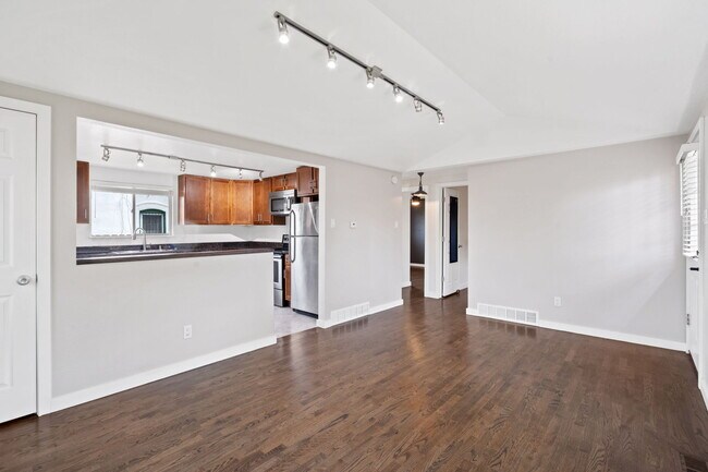 Building Photo - 1814 E 31st Ave