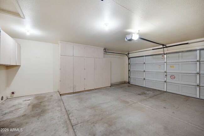Building Photo - 1025 W Jeanine Dr