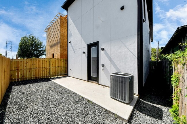 Building Photo - 3310 Hardy St