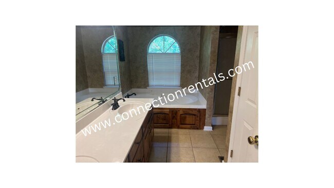 Building Photo - 3 bed 2.5 bath Townhome