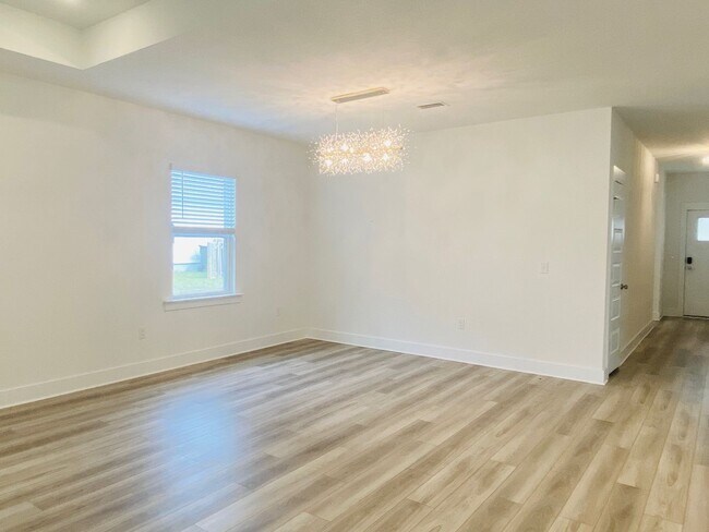 Building Photo - Over 2,000 Sq Ft! 4BR Home w/ En Suite Guest Room
