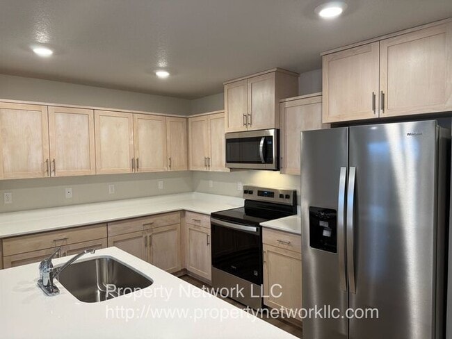 Building Photo - New 3 Bedroom Gresham Townhouse