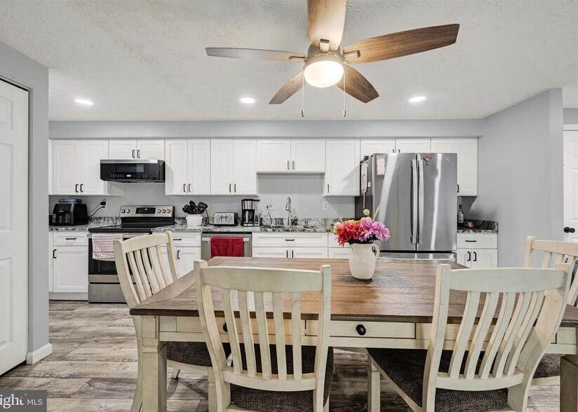 Building Photo - 300 Long Cove Ln