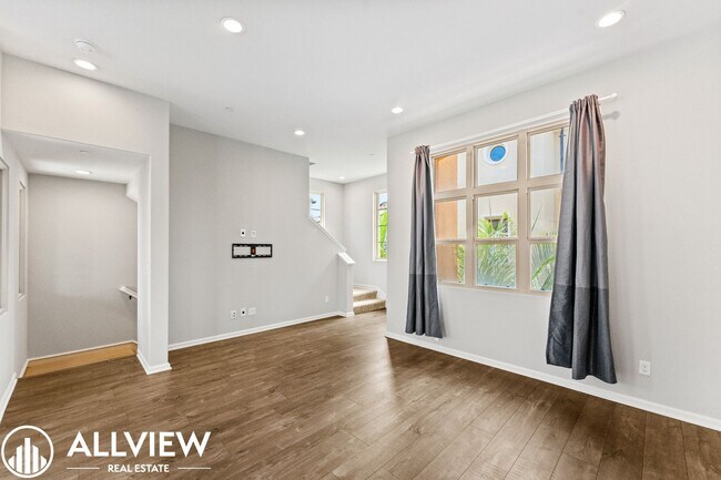 Building Photo - Your Next Home Awaits – Beautiful 3-Bedroom Irvine Townhome