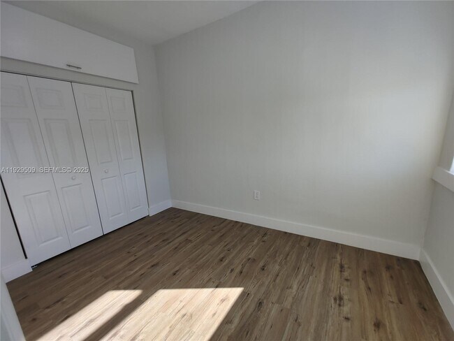 Building Photo - 1629 SW 6th St