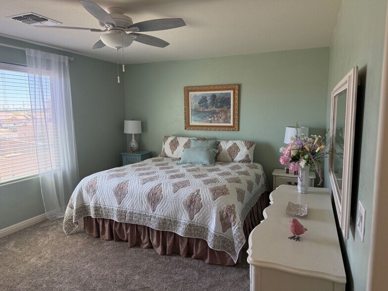 Owners Suite - 900 W Broadway Ave