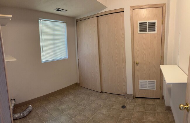 Building Photo - 1009