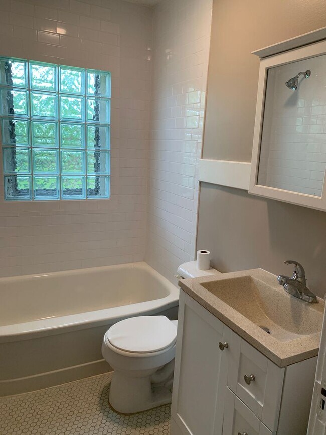 Building Photo - 1410 Calvin Ave