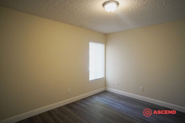 Building Photo - Phenomenal Home Located In Gated Community!