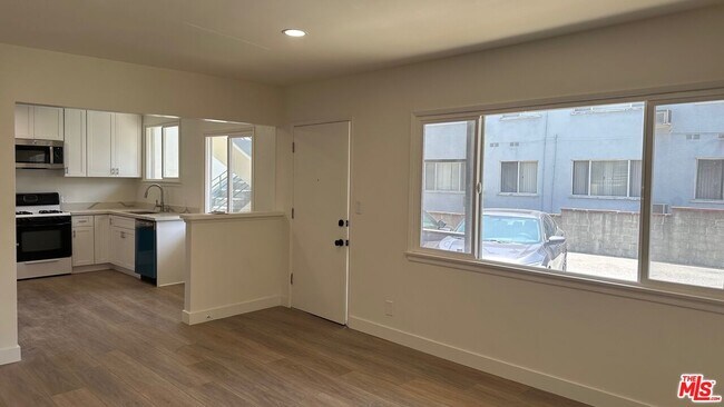 Building Photo - 517 S Kenmore Ave