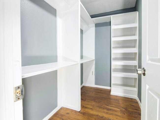 Building Photo - 723 Doverside St