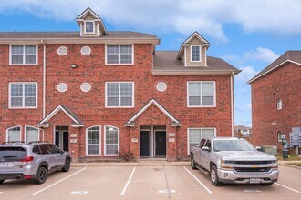 Building Photo - Available for SHORT TERM or 1 yr