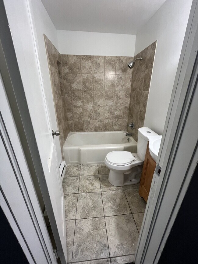 Building Photo - "Cozy 1 bed, 1 bath with Hardwood Floors – 922-A Hackett Street, Greensboro, NC!"