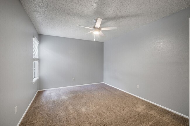 Building Photo - 2 Bedroom, 1 Bath Duplex with 1 Car Garage...