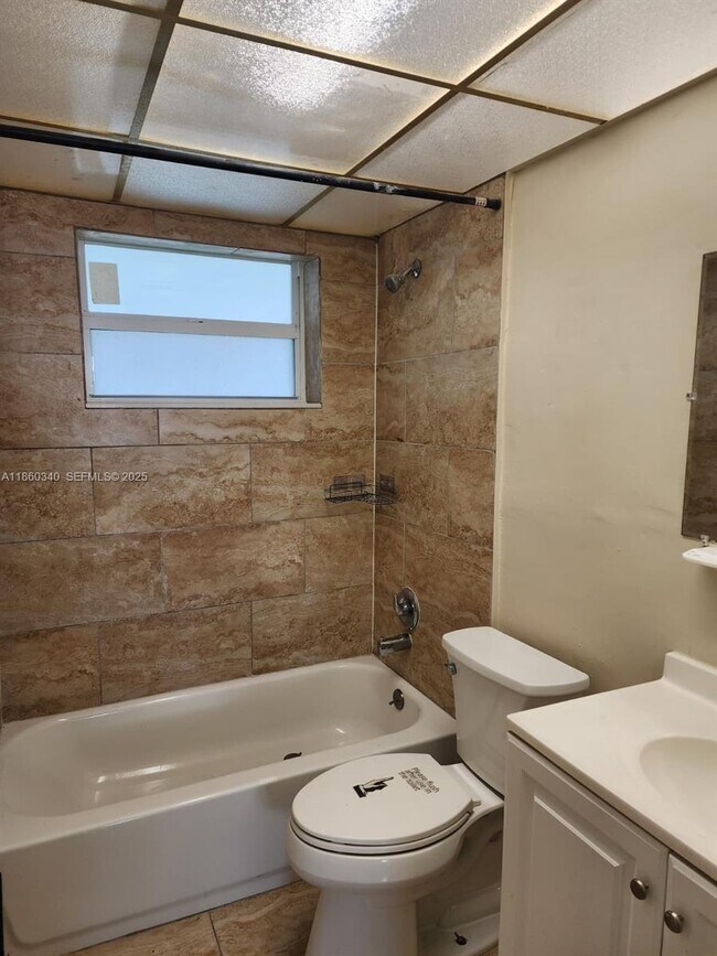 Building Photo - 1400 NW 43 Terrace