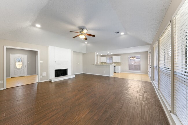 Building Photo - 802 Foxglove Dr