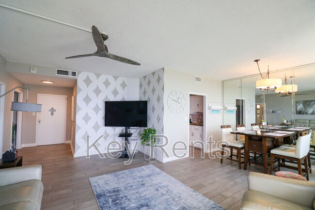 Building Photo - 825 Bayshore Dr