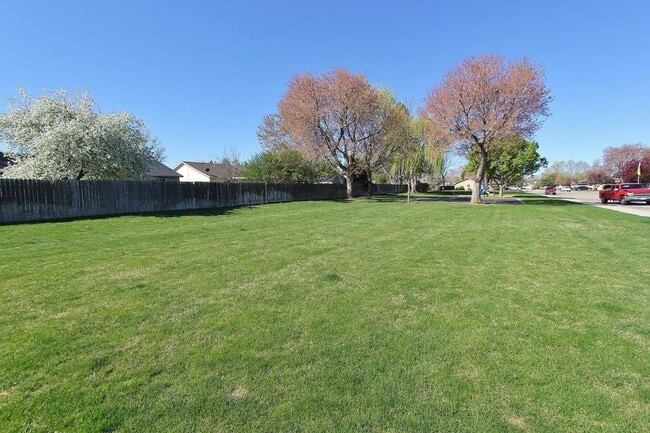 Building Photo - 725 E Wakely St