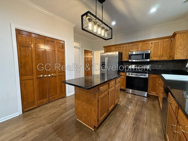 Building Photo - 882 Clarendon Ln