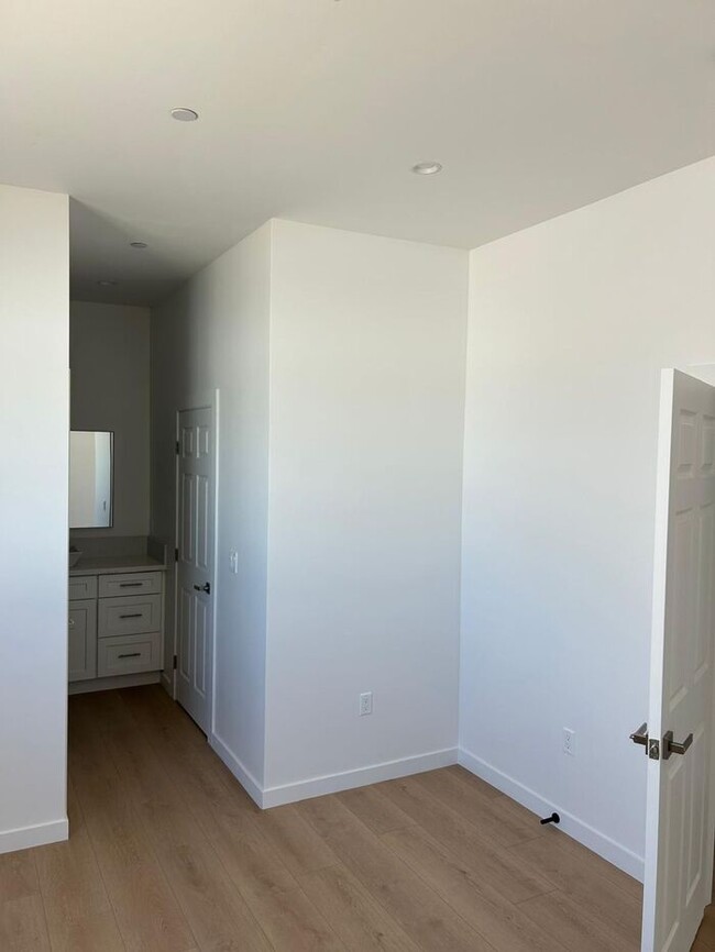Building Photo - Stunning 3 Bedroom 2 Bathroom House for Re...