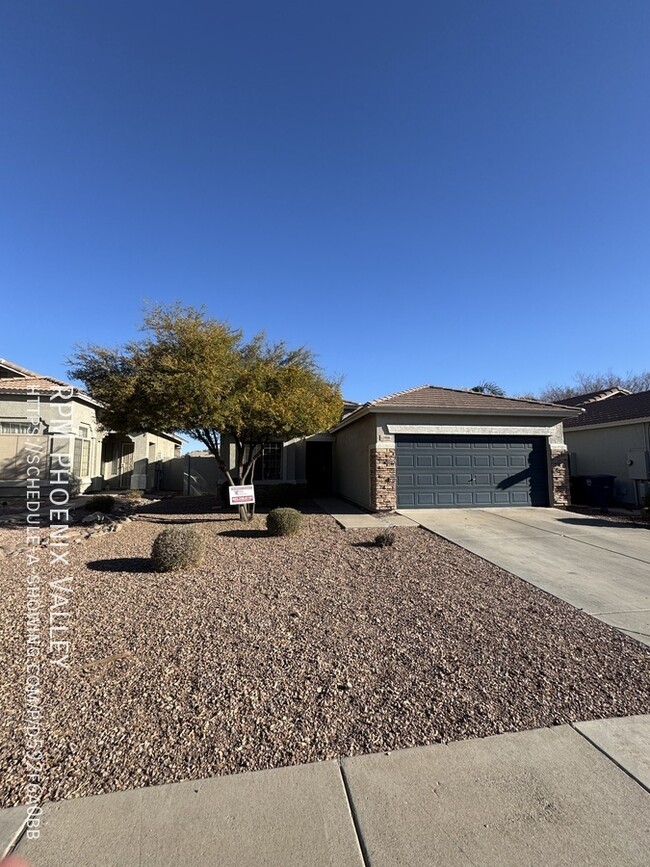 Primary Photo - Open concept 3 bed / 2 bath with *NEW* Flo...