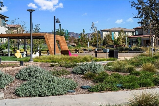 Building Photo - 124 Sculpture