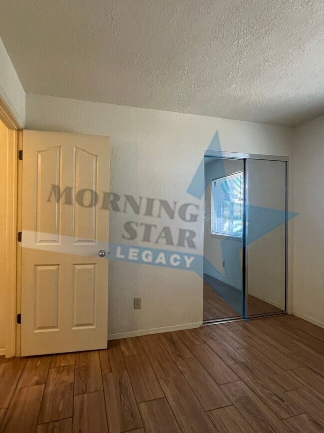 Building Photo - Affordable and convenient! 2 bed, 1 bath with a yard