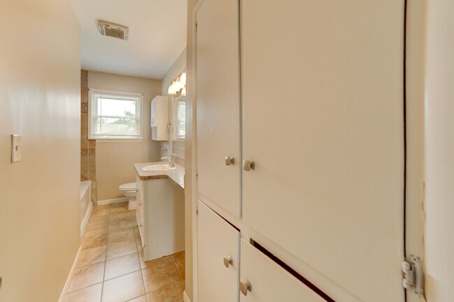 Building Photo - Charming 3 Bedroom 1 Bath near Route 66!