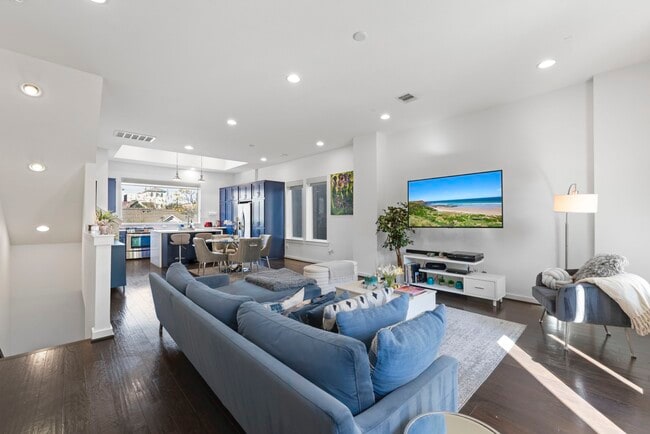 Building Photo - 1925 Shearn St